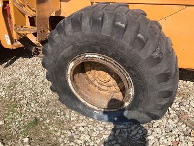 Case 621E Tire & Rim