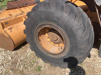 Case 621E Tire & Rim
