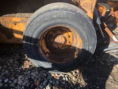 Case SV300 Tire & Rim