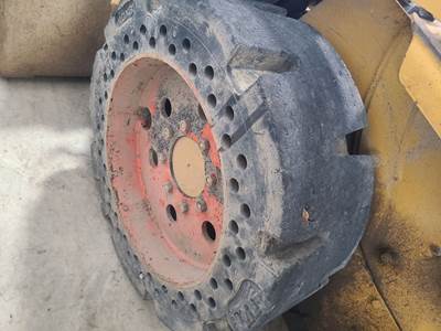 Caterpillar 226B Tire & Rim