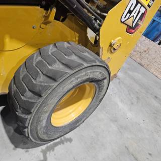 Caterpillar 236D3 Tire & Rim