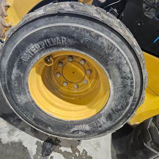 Caterpillar 236D3 Tire & Rim