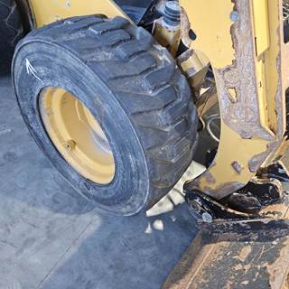 Caterpillar 236D3 Tire & Rim
