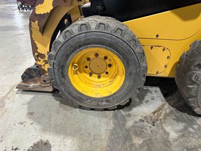 Caterpillar 242D Tire & Rim