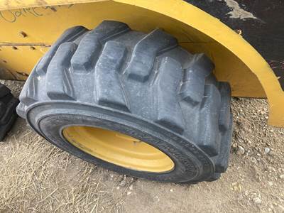 Caterpillar 252 Tire & Rim