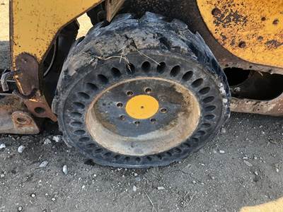 Caterpillar 252B Tire & Rim