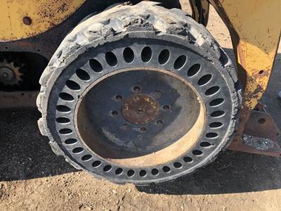 Caterpillar 252B Tire & Rim