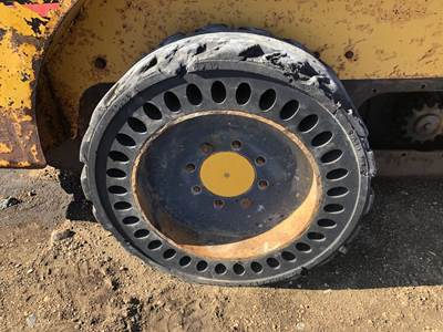 Caterpillar 252B Tire & Rim