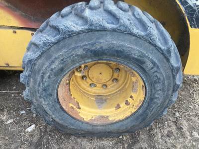 Caterpillar 252B3 Tire & Rim