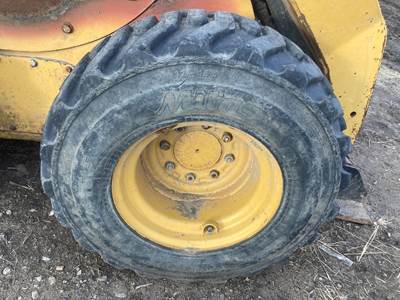 Caterpillar 252B3 Tire & Rim