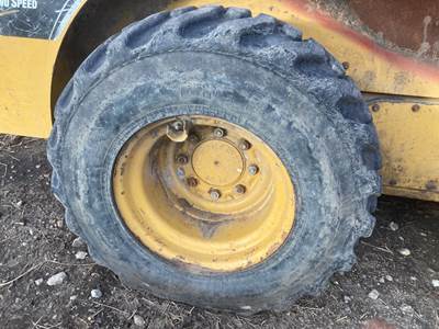 Caterpillar 252B3 Tire & Rim