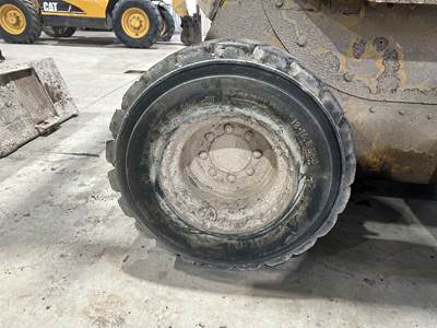 Caterpillar 252B3 Tire & Rim