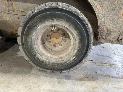 Caterpillar 252B3 Tire & Rim