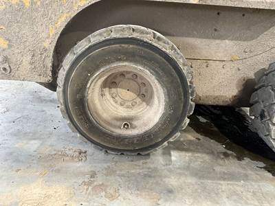 Caterpillar 252B3 Tire & Rim