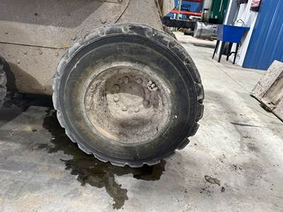 Caterpillar 252B3 Tire & Rim