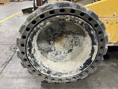 Caterpillar 262C Tire & Rim