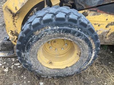 Caterpillar 262D3 Tire & Rim