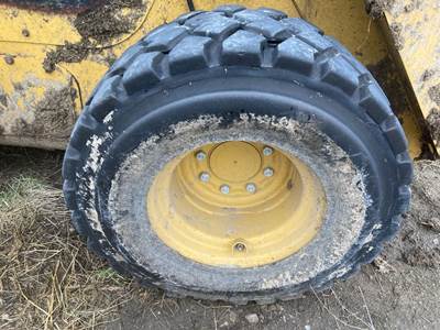 Caterpillar 262D3 Tire & Rim