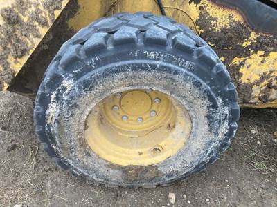 Caterpillar 262D3 Tire & Rim