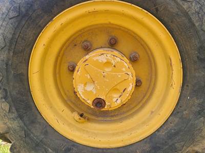 Caterpillar 416C Tire & Rim