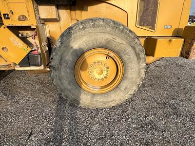 Caterpillar 938H Tire & Rim