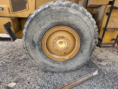 Caterpillar 938H Tire & Rim