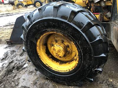 Caterpillar TH62 Tire & Rim