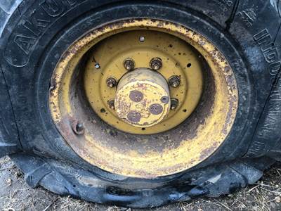 Caterpillar TH62 Tire & Rim