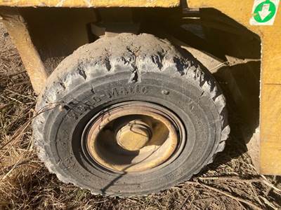 Caterpillar VC60D Tire & Rim
