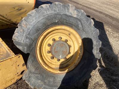 Gehl DL8H44 Tire & Rim