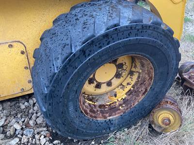 Gehl V330 Tire & Rim