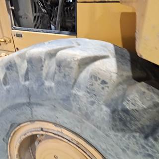 Hyundai HL750TM Tire & Rim