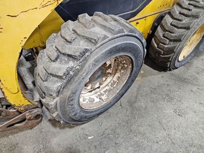 Komatsu SK820 Tire & Rim