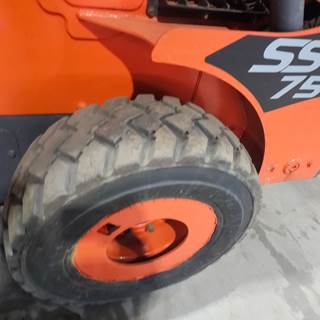 Kubota SSV75 Tire & Rim