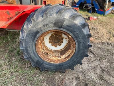 Moffett M5500 Tire & Rim