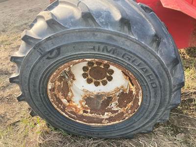 Moffett M5500 Tire & Rim