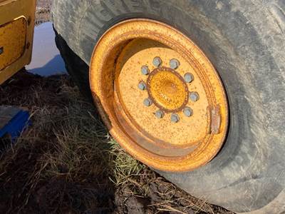 Volvo G746B Tire & Rim
