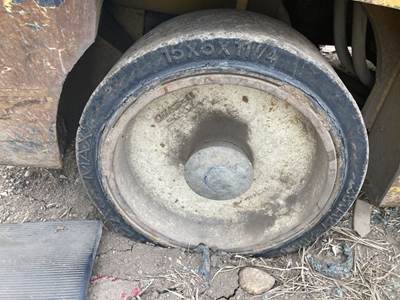 Yale GLC040AFNUAE082 Tire & Rim