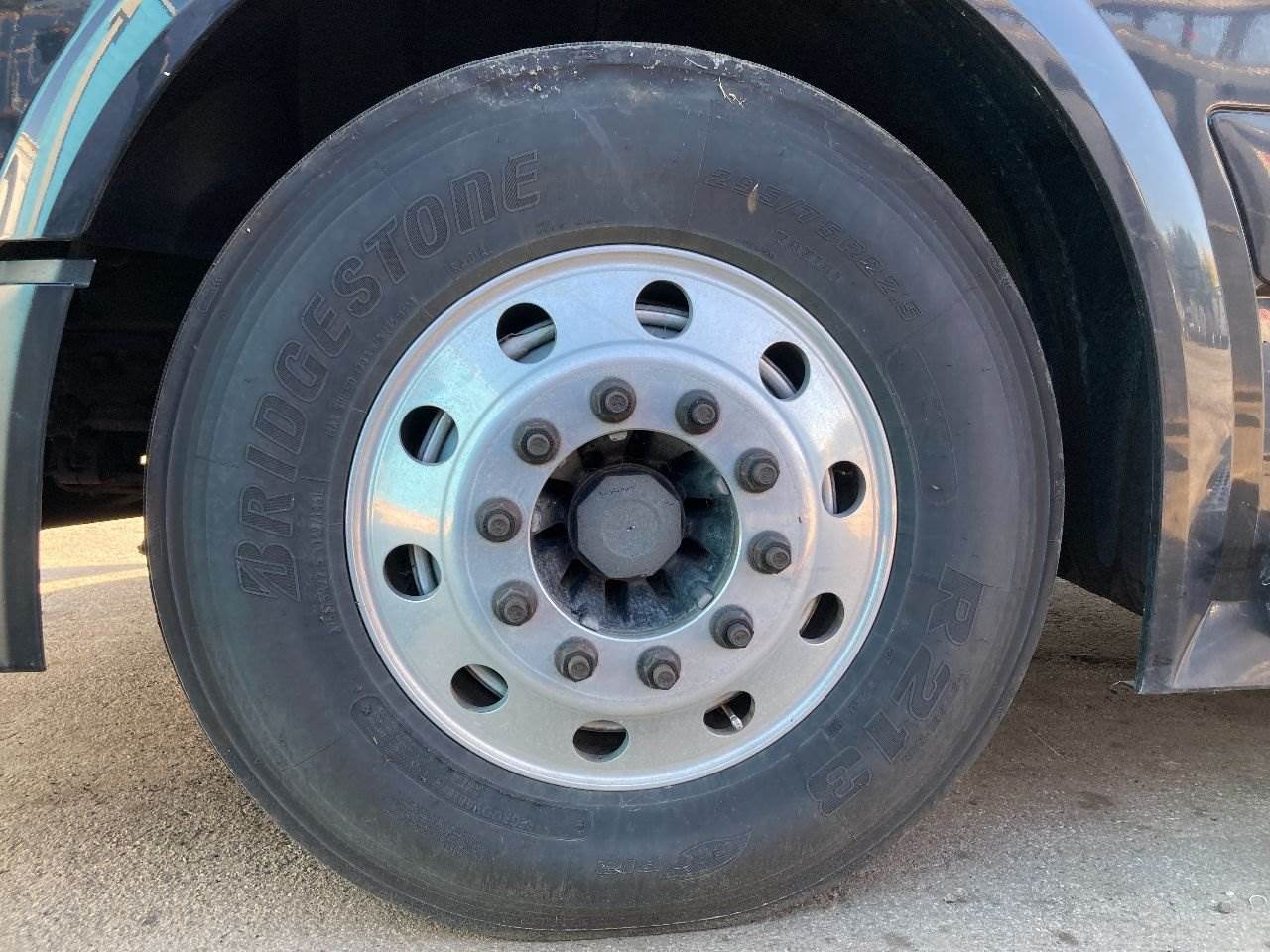 2011 PILOT 22.5 ALUM Tire & Rim for a Volvo VNL For Sale Des Moines
