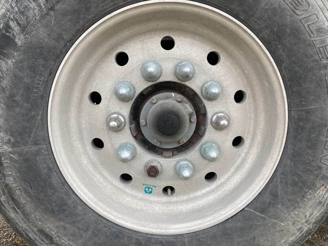 1999 PILOT 22.5 ALUM Tire & Rim for a International 9400 For Sale Des