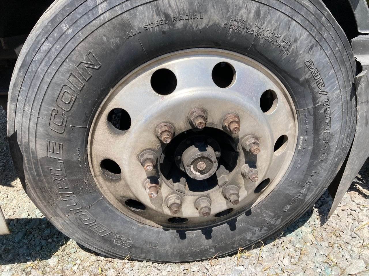 2009 PILOT 22.5 ALUM Tire & Rim for a Volvo VNL For Sale Des Moines