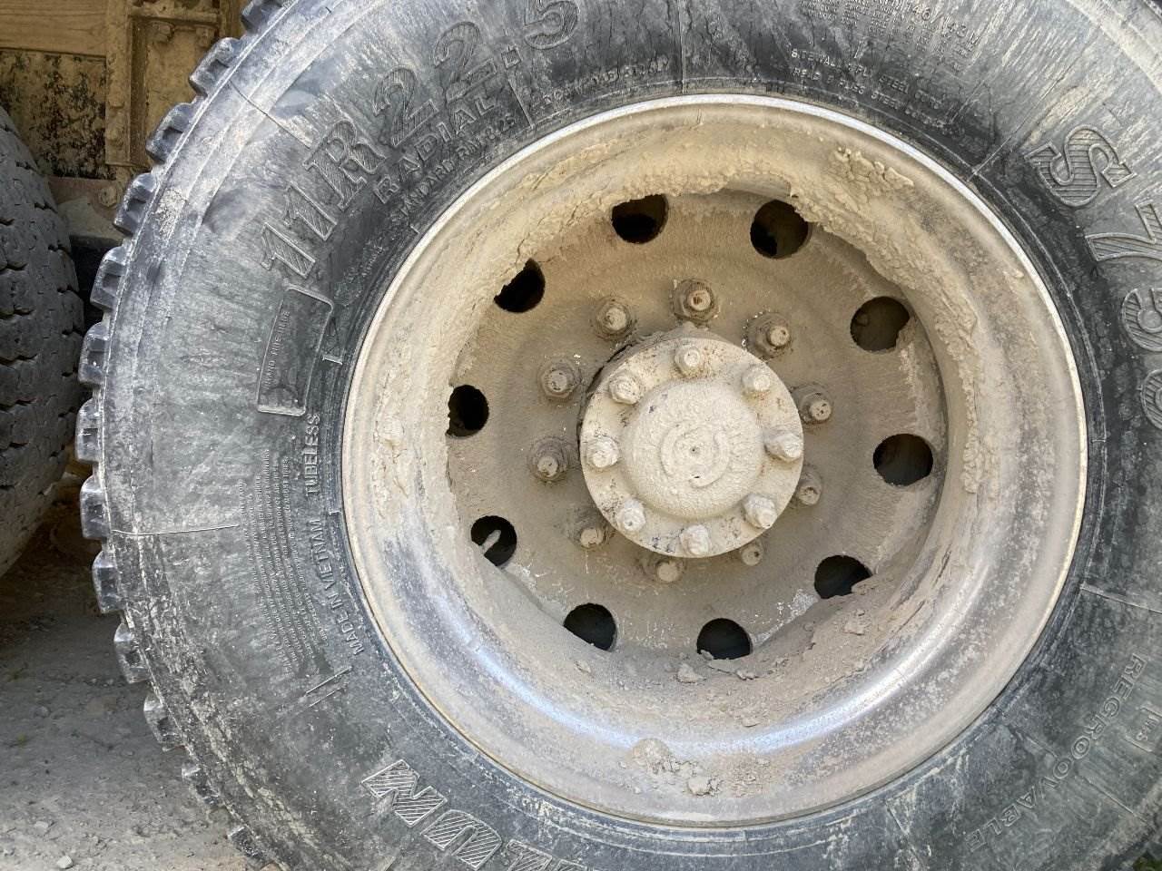 2013 PILOT 22.5 ALUM Tire & Rim for a Freightliner M2 112 For Sale
