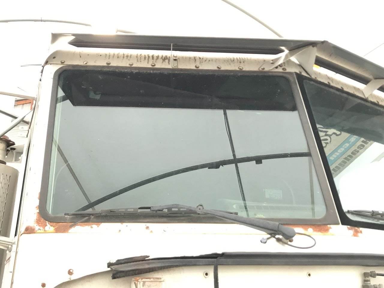 1995 Peterbilt 377 Windshield Glass For Sale Council Bluffs, IA