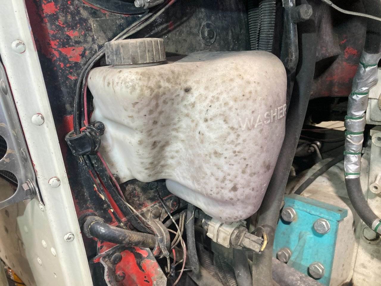2000 Peterbilt 379 Windshield Washer Reservoir For Sale Sioux Falls