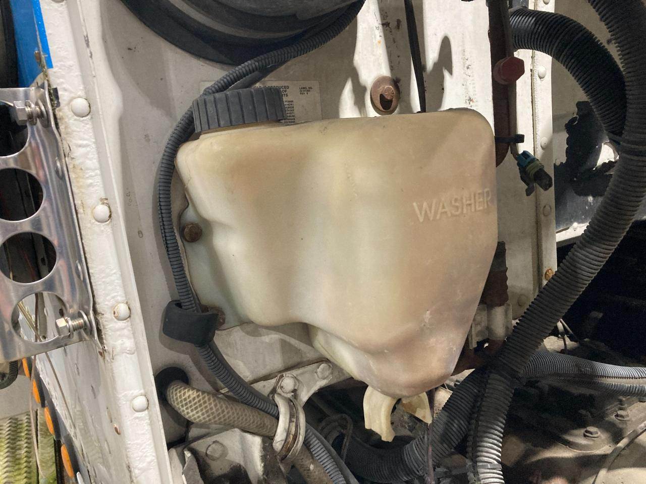 2004 Peterbilt 379 Windshield Washer Reservoir For Sale Winimac, IN