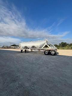 Heil 1040 Cu Ft Tandem Axle Aluminum Dry Bulk / Pneumatic Tank Trailer - Air Ride, Fixed Axle