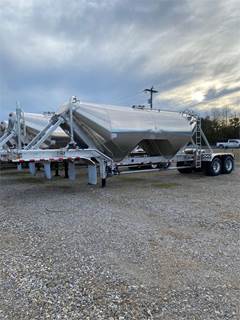 J & L 940 CU FT Dry Bulk / Pneumatic Tank Trailer