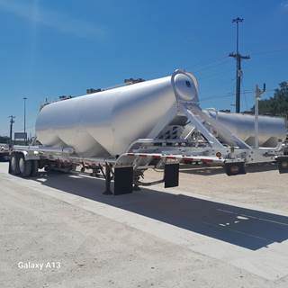 Trail King APB1033 Dry Bulk / Pneumatic Tank Trailer