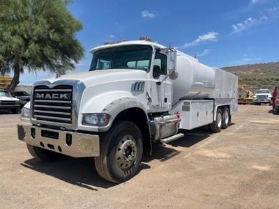 Mack Granite GU713 Fuel & Lube Truck - 435HP