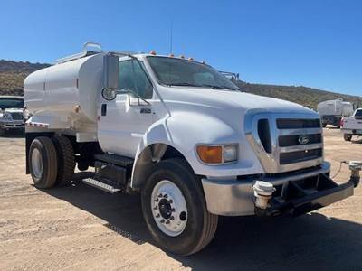 Ford F-750 2000 Gallon Water Truck - Manual